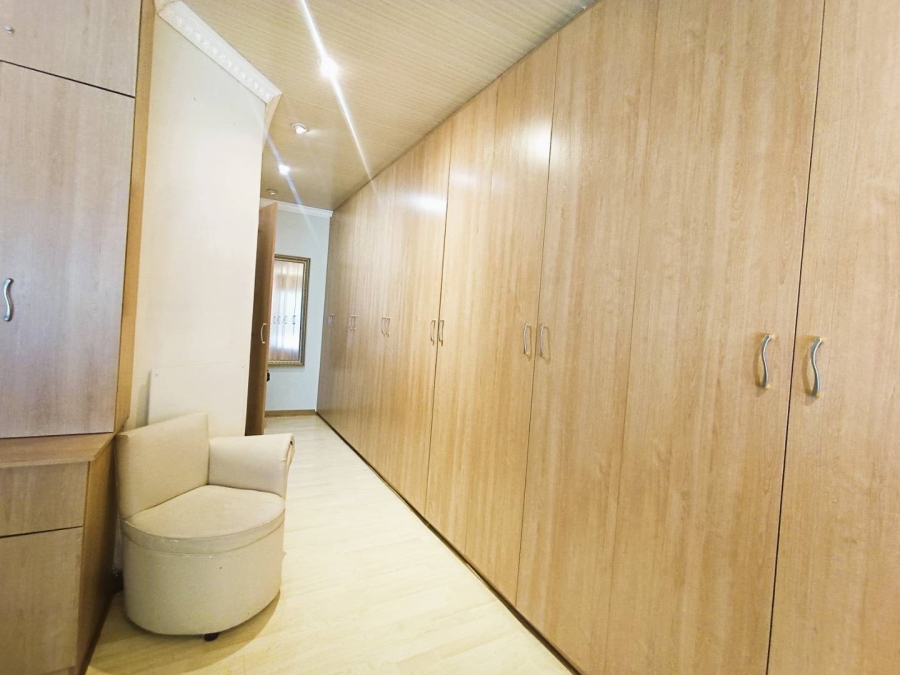 5 Bedroom Property for Sale in Pellissier Free State